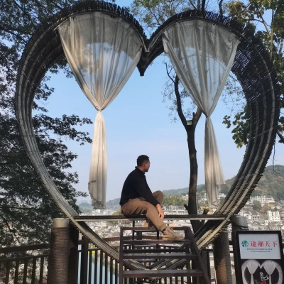 五星红旗迎风飘扬