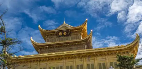 成都+乐山+峨眉山+都江堰+青城山5日4晚私家团(5钻)
【5钻】贵族的享受
入住豪华型酒店，旅游车座位宽裕，航班酒店信息一目了然，全程不进购物店