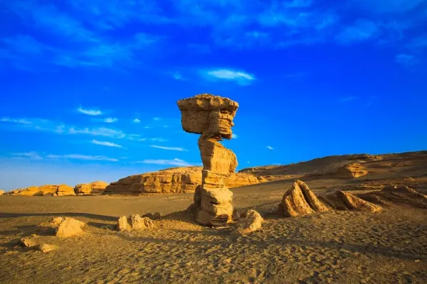 【跟团游】机票+<一路向西追落日A>青海湖茶卡翡翠湖敦煌魔鬼城嘉峪关张掖祁连草原骑马滑沙7日