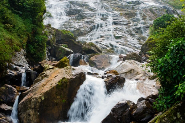昆明+元谋土林+哀牢山+石门峡+南恩瀑布双飞4日