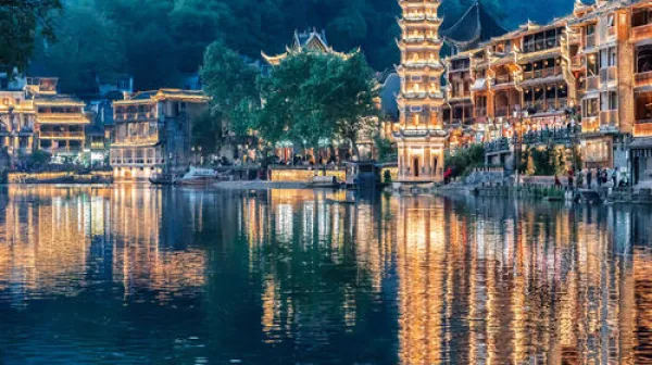 <凤凰古城+苗寨+矮寨大桥2日游>宿古城内客栈、芙蓉镇大瀑布，勇闯玻璃栈道，苗乡苗寨，酉水泛舟