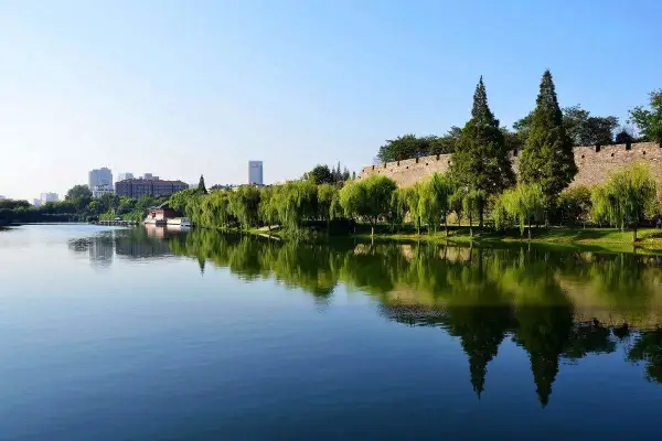 敦煌+青海湖+茶卡盐湖+张掖+祁连+西宁7日6晚跟团游