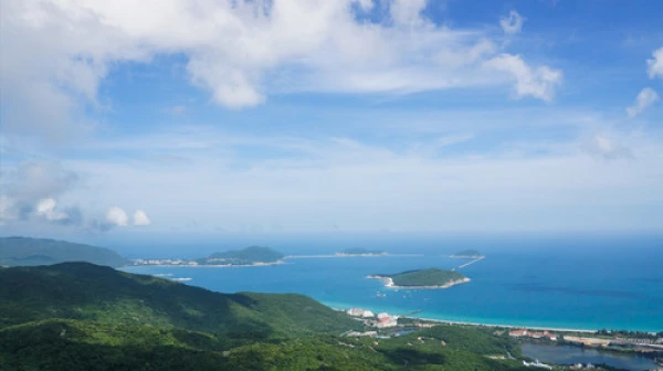 <海南三亚华宇度假酒店双飞3-8日自由行>亚龙湾中心地带，紧邻百花谷商业街，典雅精致的中式古典园林建筑风格，融入热带滨海风情