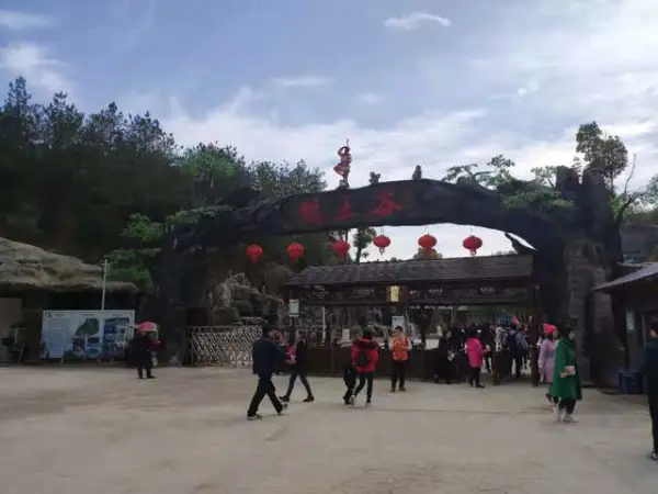 【跟团游·促销】春夏钜惠｜长沙岳阳平江石牛寨-猴王谷-高空玻璃桥-步步惊心-悬崖秋千一日游