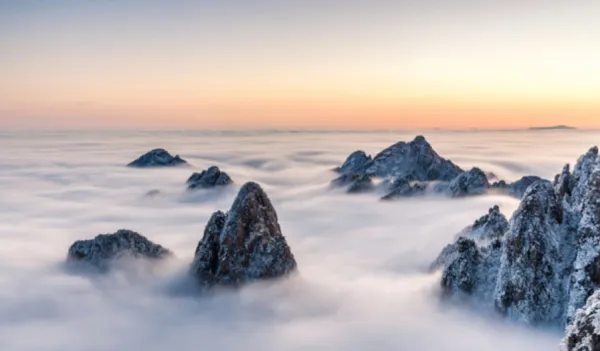 大美黄山+云海仙境+水墨宏村+夜秀徽韵双高3日跟团游含往返高铁 特色之旅 VIP 6人小团 当黄山雾凇云海遇上宏村画里山水卷 2晚市区4钻酒店连住不挪窝 赠180元徽韵演出 再赠黄山上下景交
