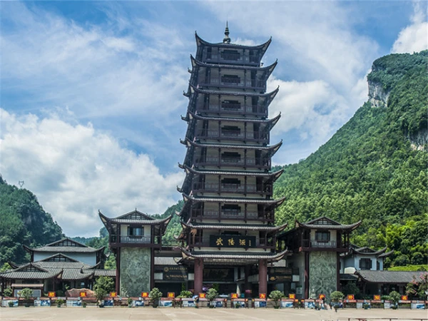 张家界-天门山-黄龙洞-玻璃栈道-凤凰古城双飞5日游