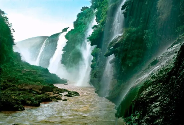 贵州贵阳+兴义+马岭河+黄果树+梵净山+镇远+荔波+西江千户苗寨8日7晚跟团游