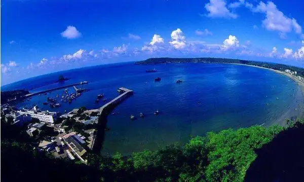 涠洲岛，位于广西壮族自治区北海市北部湾海域中部，总面积24.74平方千米，是火山喷发堆凝而成的岛屿，有海蚀、海积及溶岩等景观，有“蓬莱岛”之称，是中国地质年龄最年轻的火山岛，也是广西最大的海岛