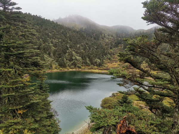 蓝月山谷灵犀湖