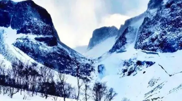 <长白山北景区-生态小镇双动2日游>长春起止，品尝铁锅炖，温泉体验，北景区全景游览，2人起订