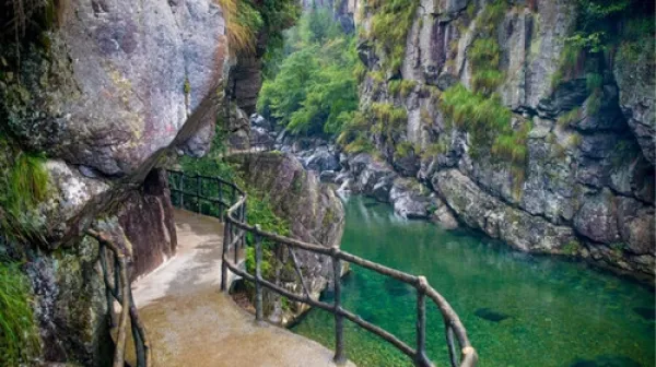 <石台牯牛降-蓬莱仙洞-怪潭漂流2日游>观秀山门博物馆，1人起订，池州高铁站成团，洗肺胜地、溶洞奇观、畅爽漂流、徽派展馆，宿石台商务酒店一晚