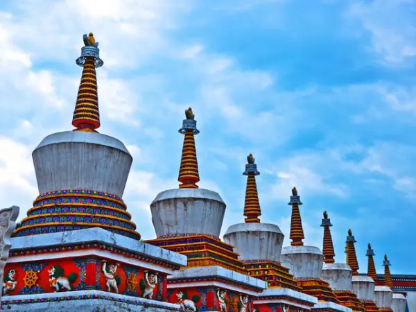 青海湖+茶卡盐湖+张掖+嘉峪关+莫高窟+青海雅丹双飞8日游