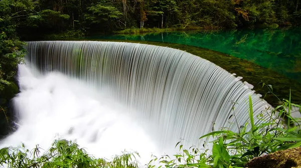 贵州黄果树+梵净山+镇远+西江千户苗寨+荔波7日6晚跟团游
