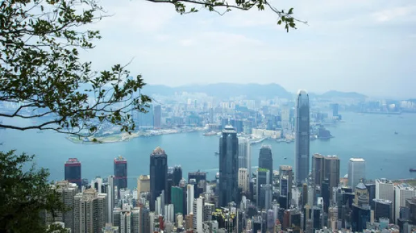 <香港2日游>香港黄大仙祈福，观星光大道，品粤本地酒楼用餐，搭百年天星小轮游维港灯光秀，1天自由活动，香港酒店可拼住