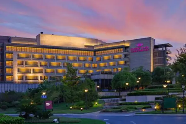 上海颖奕皇冠假日酒店1晚