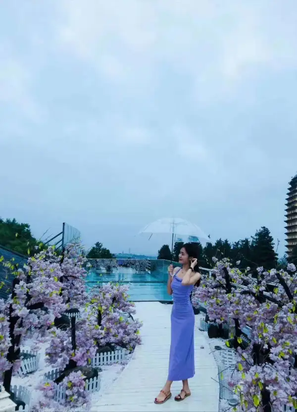 分享贵阳芳华瑜伽学院的美妞们的入住大理蓝栖客栈，民宿这颜值跟美女绝配[哇][哇]虽然下着蒙蒙细雨，苍山下云雾缭绕，白塔的宁静安详，一个适合发待的地方，民宿还带有泳池，最适合网红打卡，九月约起，谁要去…