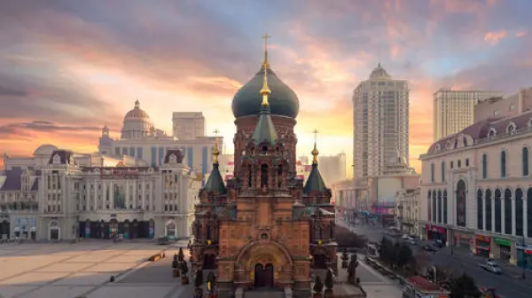 <哈尔滨+太阳岛公园+中央大街2日游>8人团，0购物0自费、商务专车、酒店连住不挪窝、凉夏1加1半自助、松花江索道、冰灯艺术馆。