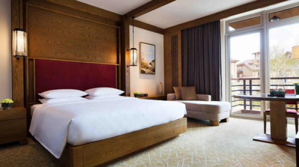 <长白山凯悦酒店双飞3-8日自由行>长春往返，宿万达小镇，含专车接送机服务，可享征西滑道，水乐园，冬季预售开启