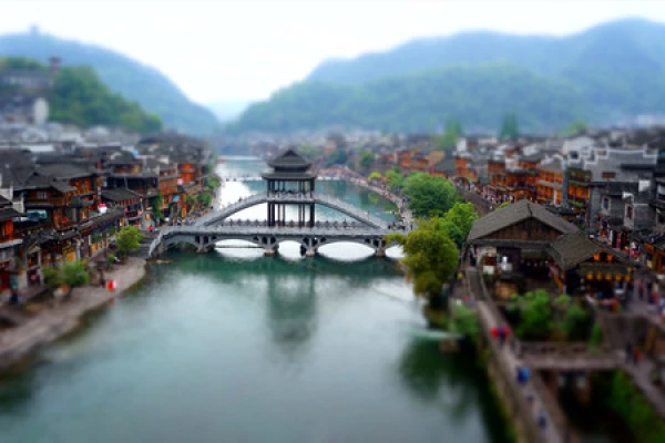 凤凰古城-芙蓉镇-苗寨2日游