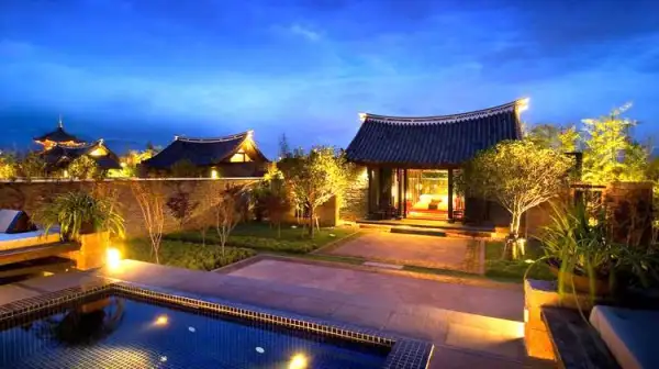 丽江2日1晚自由行(5钻)·『悦享假日』静住悦榕庄-花园套房-【赠送】入住欢迎水果+【超多惊喜】儿童入住赠童年定制书单&有机蔬菜园&喂食小动物&纳西服饰体验~入住即享延迟退房至14点