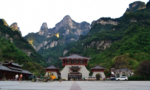 【跟团游】限时钜惠｜张家界天门山森林公园+玻璃栈道+凤凰古城3日游｜动车直达｜品茶鱼宴