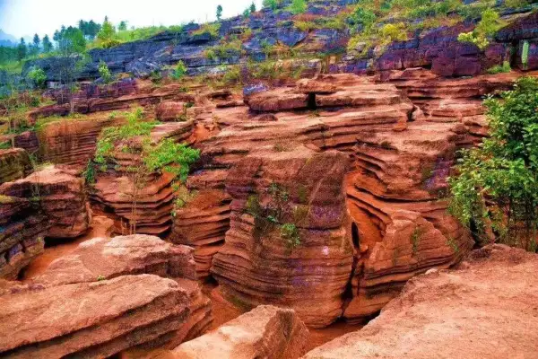 为纪念中国人民抗日战争胜利75周年！特别策划9月22日大湘西宁乡自组成团，精致小团，满26人发班。天门山、芙蓉镇、红石林、十八洞村、洪江古商城、芷江受降地纯玩4日游，特惠价1580元/人