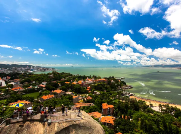 厦门-鼓浪屿-土楼双飞5日游，市区4晚舒适快捷连住，观百年古迹闽南土楼建筑，登日光岩俯瞰鼓浪屿 
