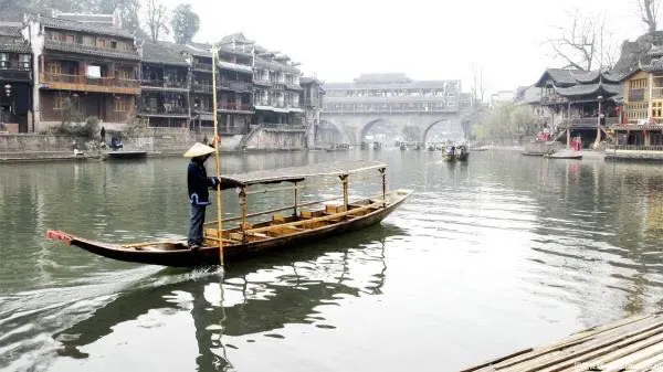 千应合作旅行社旅线
云天渡玻璃桥+袁家界+天子山+天门山玻璃栈道+凤凰4晚5日跟团游<品质游，天天发，赠芙蓉镇，含玻璃桥，赠百龙天梯上行，走玻璃栈道，升级一晚五星酒店>