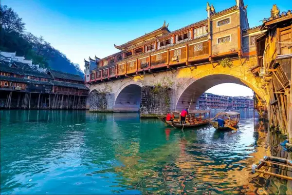 张家界国家森林公园+大峡谷玻璃桥+天门山+玻璃栈道+芙蓉镇+凤凰古城 +沱江泛舟5日跟团游