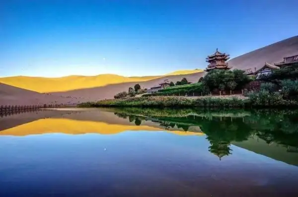 鸣沙又叫音乐沙，由于各种气候和地理因素的影响，因风吹震动，沙滑落或相互运动，表面空洞造成“空竹”效应发生嗡嗡响声，10月1日-8日