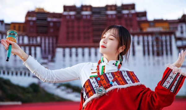 【赠送大昭寺旅拍】畅游拉萨·西藏小全景7日定制游（布达拉宫悠闲下午茶+拉萨直升机俯瞰全景+索松村网红星空泡泡屋+巴松措浪漫热气球+珠峰大本营浪漫圣地夜观星空+全程SUV等多种商务车型任选）机票
