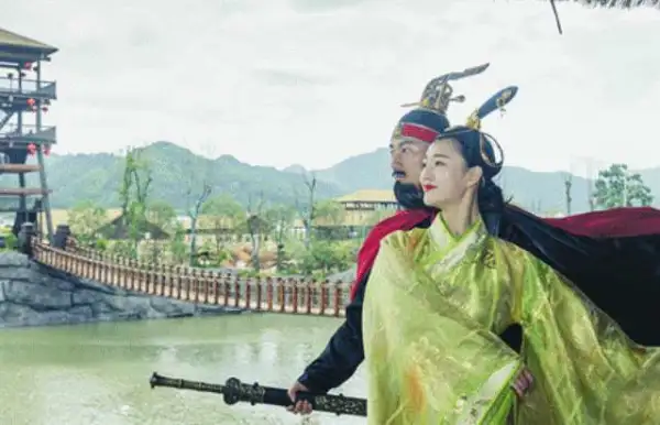 "夜市狂欢，嗨翻炭河"盛大启幕，即日起来炭河看千古情、玩泼水、享美食、游夜市