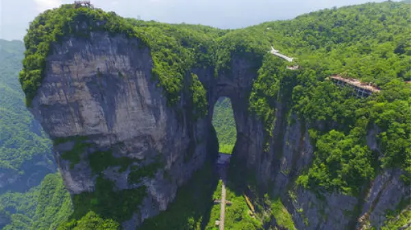 湖南张家界黄龙洞-天门山-天门洞-凤凰3日游。