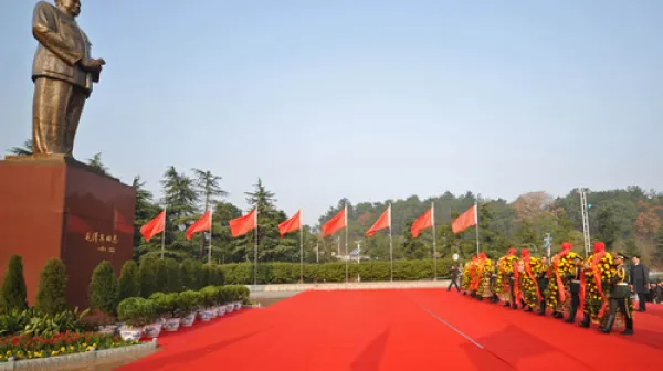 <韶山毛主席故居-刘少奇故居-滴水洞1日游>走故居专用通道，纯玩0购物店，含韶山环保车，配主席像章矿泉水