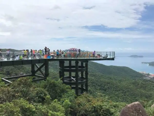 度假三亚【跟团游】机票+5天4晚纯玩0购物。赠全海景玻璃栈道，住豪华酒店海景房+打卡蜈支洲森林公园