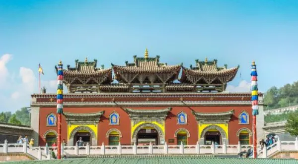 西宁+青海湖+德令哈+敦煌+嘉峪关+张掖+兰州10日9晚跟团游