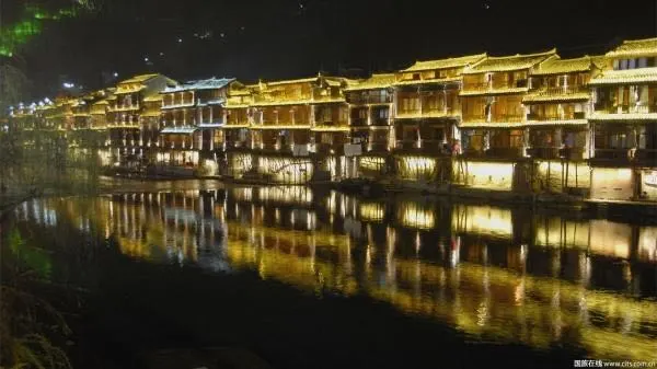 千应合作旅行社专属旅线。 云天渡玻璃桥+袁家界+天子山+天门山玻璃栈道2晚3日跟团游<品质游，天天发团，走云天渡玻璃桥，游玻璃栈道>