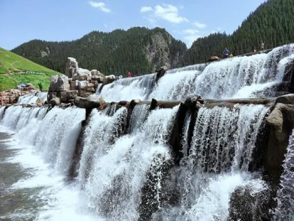 新疆天山大峡谷-照壁山+天鹅湖+闲来小镇1日跟团游