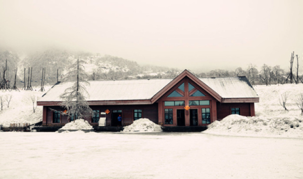 暑假欢乐游 预订立减/童话雪国-西岭雪山 安仁古镇温泉滑雪3日游（毕棚沟/鹧鸪山/西岭雪山泡温泉滑雪+含西岭雪山门票+住花水湾温泉酒店+24小时旅游管家+赠百年老店肥肠血旺）