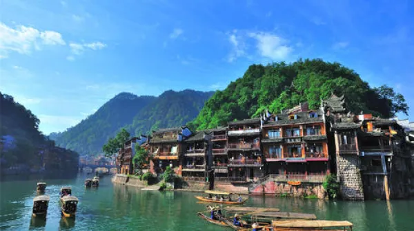 <凤凰古城-矮寨大桥汽车2日游>邂逅凤凰璀璨夜景/赠送巫傩神歌民俗大戏/体验悬崖魔鬼玻璃栈道