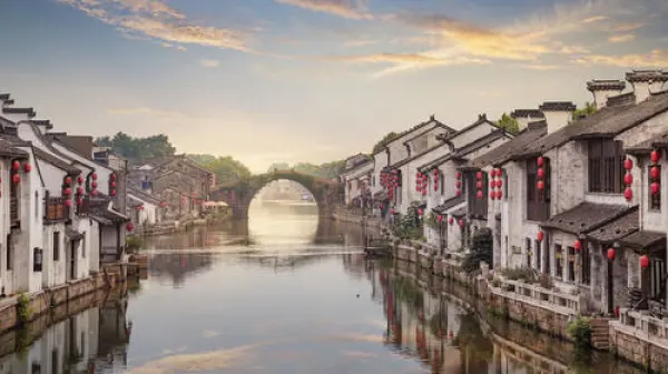 [国庆]<华东五市-乌镇双飞5日游>高端五星/自营地接丨闻桂品蟹/乌镇西栅&拈花湾双客栈/灵山祈福/经典水乡+再升西湖登三潭印月岛+周庄游船环镇