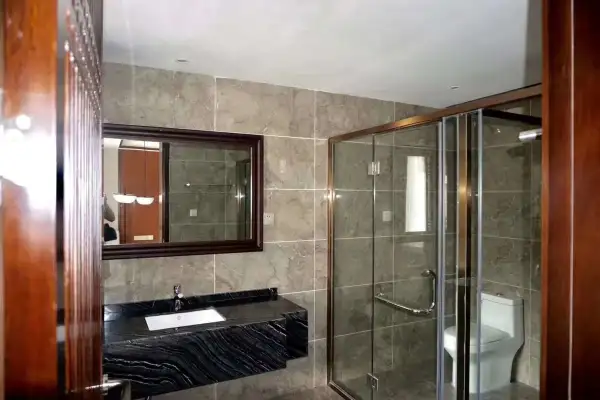 铜仁九龙洞温泉度假庄园欢迎大家尽享九龙福地“氟”泉♨️，客房内设豪华汤屋房、套房、标间，标配养身烧烤[色]、小吃等，各区域山景、泉景尽收眼底！