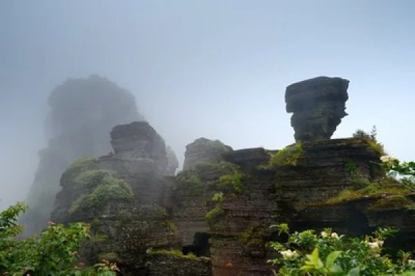 贵州梵净山+黄果树瀑布+荔波大小七孔+镇远古城+西江千户苗寨双飞跟团游